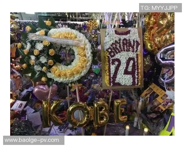 科比逝世一周年,湖人队永久退役其两枚球衣,球迷默哀献花致敬 科比逝世一周年,湖人队永久退役其两枚球衣,球迷默哀献花致敬